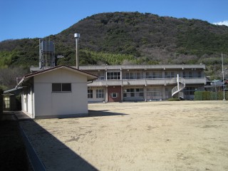 手島自然教育センター校庭